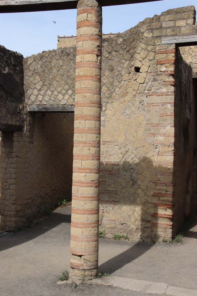 IV.4 Herculaneum. September 2017.
Looking west towards column in courtyard area. Photo courtesy of Klaus Heese.